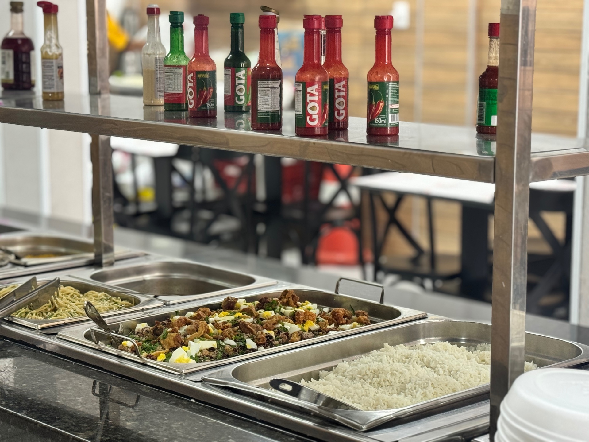 Pratos quentes, arroz e acompanhamentos no buffet
