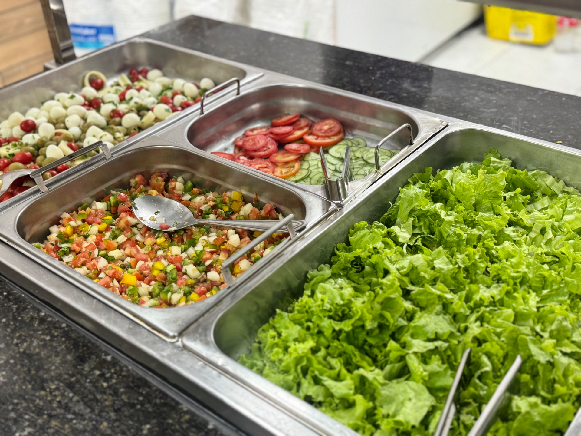 Saladas frescas no buffet do Restaurante Sete